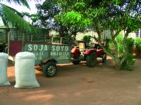2 S&auml;cke Soja mit Traktor und Anh&auml;nger
